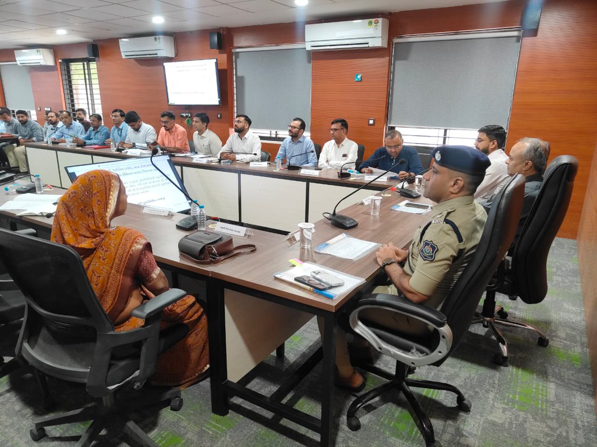 CollectorVT's tweet photo. નાગરિકોની સમસ્યાઓના ઝડપી અને સચોટ નિકાલ માટે આજે કલેકટર કચેરીના કોન્ફરન્સ હોલમાં 'જિલ્લા સંકલન અને ફરિયાદ નિવારણ' બેઠક યોજાઈ.વિવિધ વિભાગોના અધિકારીઓની ઉપસ્થિતિમાં લોકોની રજૂઆતો અને ફરિયાદોને પ્રત્યક્ષ સાંભળીને તેનો ઝડપી નિકાલ લાવવા માટે જરૂરી દિશાનિર્દેશો આપવામાં આવ્યા.@CMOGuj https://t.co/ULeH4TA3oo