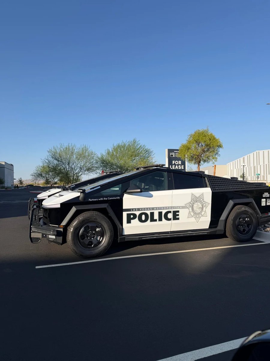 TeslaZoa's tweet photo. Spotted this futuristic Cybertruck police vehicle in a Las Vegas parking lot. 🚔

The Starlink setup and hood-mounted light make it look absolutely incredible.

This police vehicle arrived in the future before everyone else. 🔥 https://t.co/00sNwW1g2i