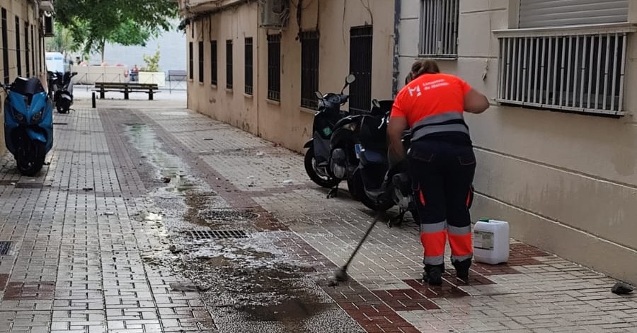 Distrito6M's tweet photo. El Ayuntamiento de @malaga, a través del servicio de @limpiezademalaga ha llevado a cabo nuevos trabajos de limpieza en diferentes puntos del distrito de #CruzdelHumilladero. https://t.co/VY2FEFpqNf
