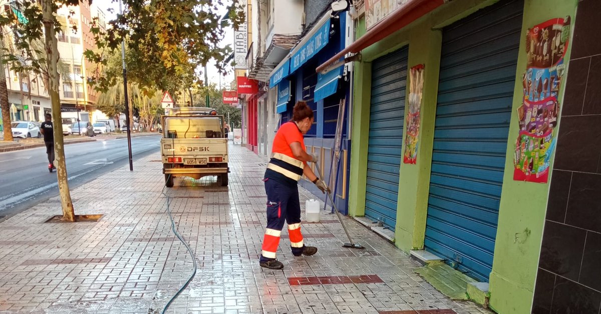 Distrito6M's tweet photo. El Ayuntamiento de @malaga, a través del servicio de @limpiezademalaga ha llevado a cabo nuevos trabajos de limpieza en diferentes puntos del distrito de #CruzdelHumilladero. https://t.co/VY2FEFpqNf