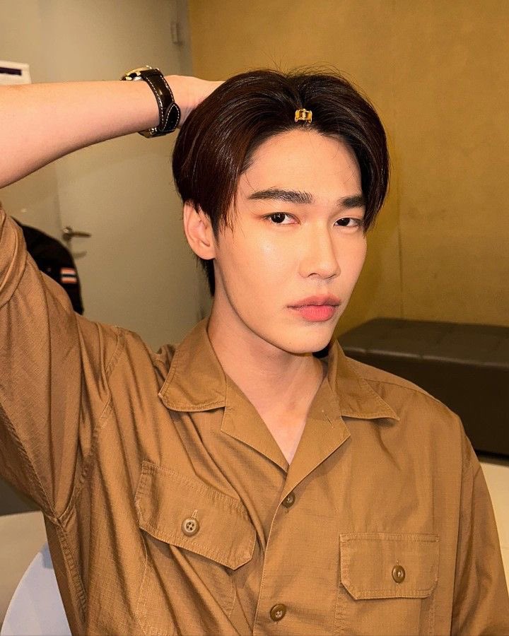 watearsp's tweet photo. โคตรมัลติไซเบอร์ น้องธีบอกชีไม่มีความคิดอะไรลึกซึ้งหรอกนะ ดิวแค่ใส่เสื้อสีน้ำตาลแล้วเหมาะเพราะว่าหล่อดี กุเดรส 555555555555555 ไอดอล หนูเห็นด้วยค่ะ 🤧💘 https://t.co/bgiOQcirVf