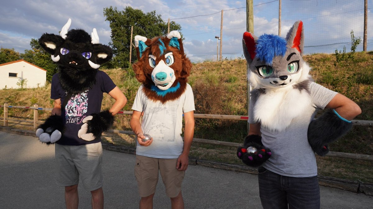 RedFleXi's tweet photo. The sun, friends, and a few games of pétanque. 
What could be better ?
#FursuitFriday https://t.co/fzQ9G6K511