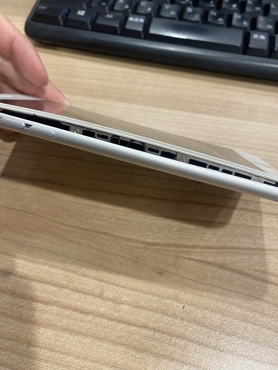 smartcool_katsu's tweet photo. 膨張したバッテリー放置しないで‼️

膨張バッテリー放置していると発火・爆発の危険があります！
スマートクール桂川では即日30分で新しいバッテリーに交換できます👩‍🔧📱

☎️075-754-7742

#スマートクール桂川
#バッテリー交換 
#即日対応 
#iPhone修理
#バッテリー膨張 https://t.co/MUrlcqIHDj