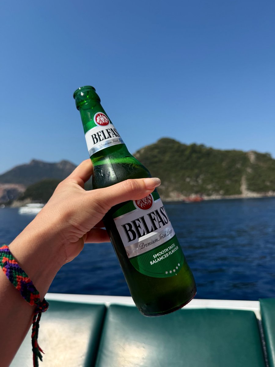 1903birisi's tweet photo. Evet, ne diyorduk? Tekne, deniz, bira 😅 https://t.co/11EColike8