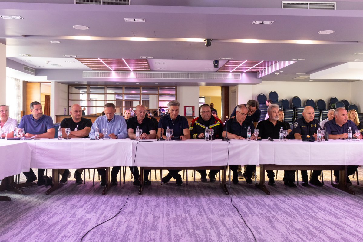 VladaRH's tweet photo. PVRH @AndrejPlenkovic na sastanku stožera u Omišu: Izražavamo žaljenje zbog velikog požara koji je tijekom noći zahvatio područje Omiša. Cijelu noć i jutros smo u stalnom kontaktu sa svim službama, a ono što je najvažnije je da zasad nema utvrđenih ljudskih žrtava. https://t.co/kuYFzbMnGw