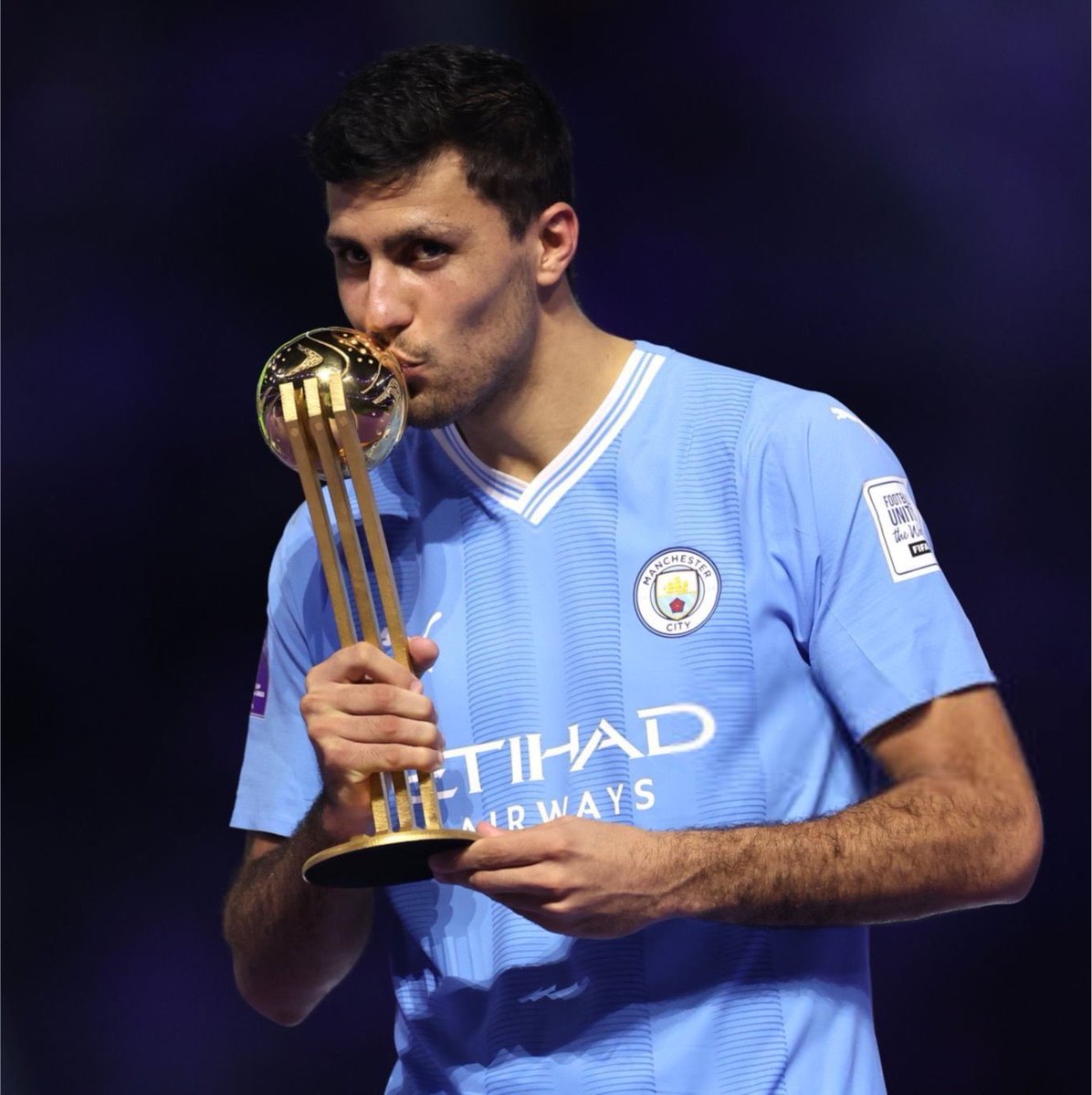 FabrizioRomano's tweet photo. 🚨🔥 Enzo Maresca on Rodri-Barça: “The window transfer is open… we can buy players, we can sell, anything can happen”.

“I’ve just seen Rodri. I gave him a big hug. He looks good. We’ll see what happens!”. 👀 https://t.co/mWQOAC9J5C