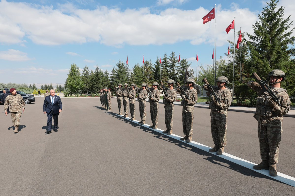 tcsavunma's tweet photo. Milli Savunma Bakanı Yaşar Güler, 18’inci Dönem Özel Kuvvetler Komutanlığı İhtisas Kursu Kapanış Töreni için beraberinde Genelkurmay Başkanı Orgeneral Selçuk Bayraktaroğlu ile Özel Kuvvetler Komutanlığına gitti. Askerî törenle karşılanan Bakan Yaşar Güler, inceleme ve denetlemelerde de bulunarak devam eden faaliyetlere ilişkin bilgi aldı ve talimatlar verdi.

#MillîSavunmaBakanlığı 
#YaşarGüler