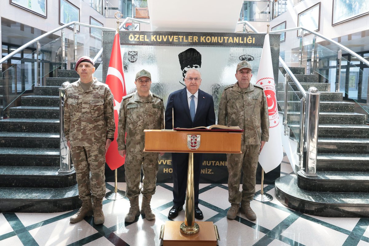tcsavunma's tweet photo. Milli Savunma Bakanı Yaşar Güler, 18’inci Dönem Özel Kuvvetler Komutanlığı İhtisas Kursu Kapanış Töreni için beraberinde Genelkurmay Başkanı Orgeneral Selçuk Bayraktaroğlu ile Özel Kuvvetler Komutanlığına gitti. Askerî törenle karşılanan Bakan Yaşar Güler, inceleme ve denetlemelerde de bulunarak devam eden faaliyetlere ilişkin bilgi aldı ve talimatlar verdi.

#MillîSavunmaBakanlığı 
#YaşarGüler
