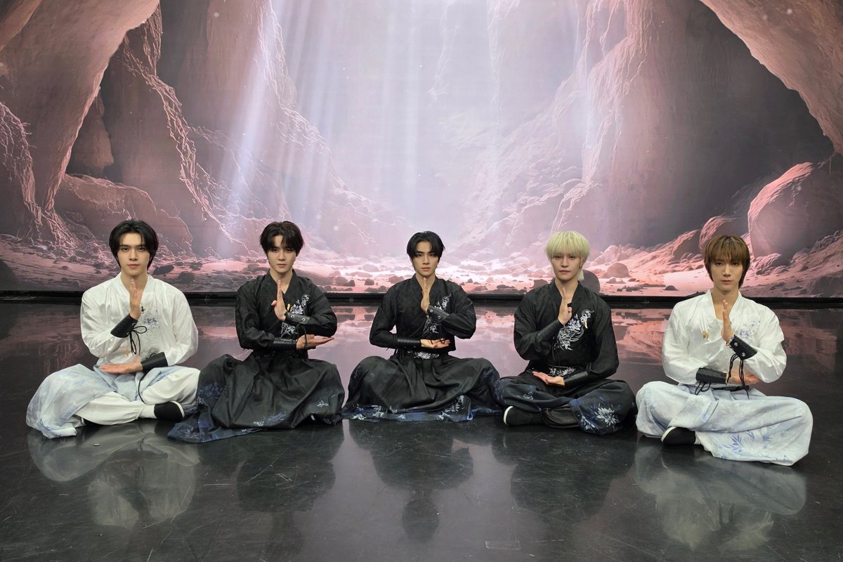 WayV_official's tweet photo. ☁️🧘☁️

EVERYTHING, ALL AT ONCE, NEO
https://t.co/2yfSvTGNph 

#WayV #威神V #鸢
#WayV_VisionWings
#NCT_10TH_ANNIVERSARY https://t.co/FBmPvSjITj