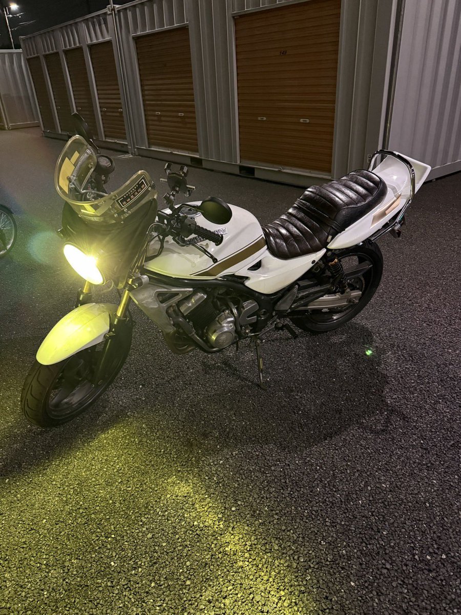 Daiki19990830's tweet photo. バリオス2 55万
CB 400ss 40万
誰か買う人いないですか？走行距離などは今聞いてます。
#バイク売ります　#バリオス2 #CB400ss #拡散希望 https://t.co/4vus67qqCT