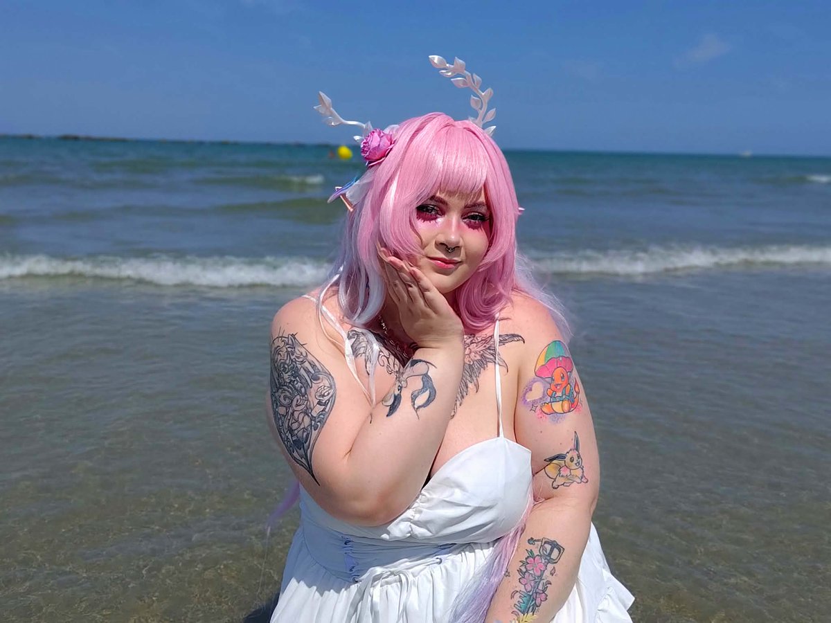 PhenixAgito's tweet photo. J'essaie de m'aimer et prendre des photos hors selfie est complexe mais celle-ci j'aime bien alors je suis contente 🥹 #cyrenecosplay #amphoreuscosplay https://t.co/8N8dXfU3pS