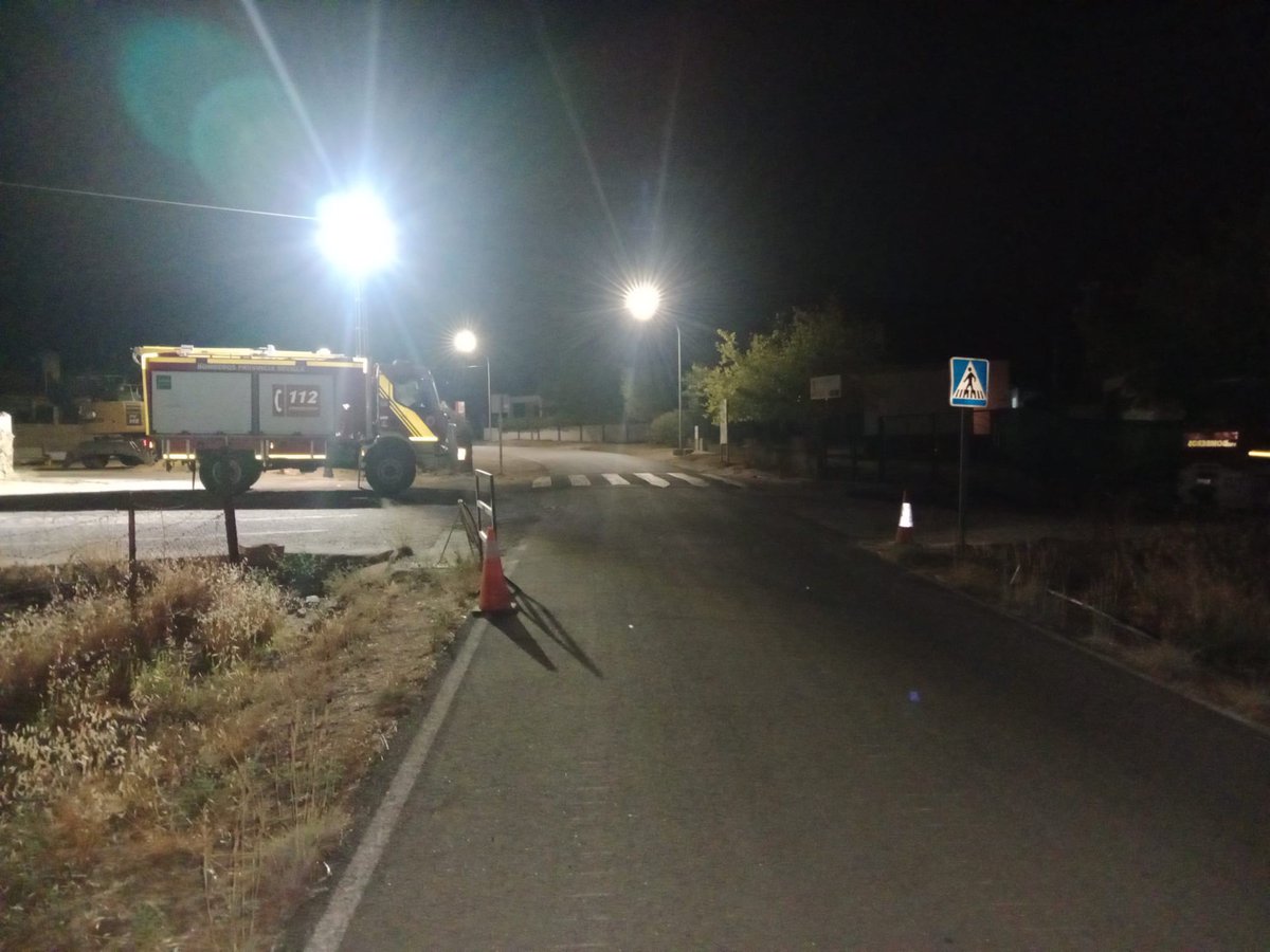 SPEISdeAljarafe's tweet photo. Los efectivos del retén de #ElMadroño se desplazan a #Aznalcollar y #ElAlamo.
Queremos agradecer profundamente la atención y ayuda de los vecinos, en especial la ayuda de Clemente, el responsable de la piscina municipal de El Madroño.

Continuamos trabajando!!
#Bomberos #Aljarafe https://t.co/fpIWgBYXbp