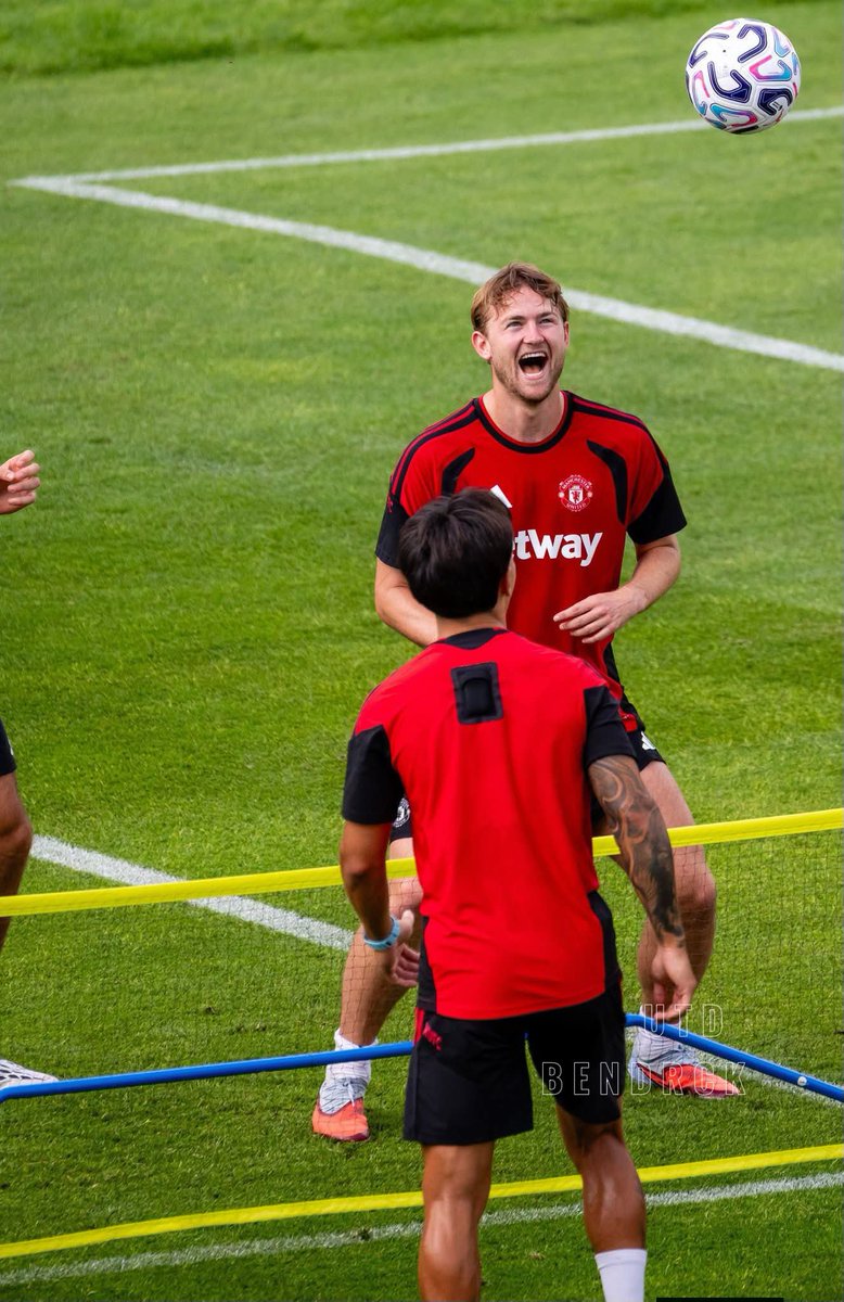 UTDBendrck's tweet photo. 🚨Really good to see De Ligt back in good spirits. 😁❤️

#manchesterunited 
#mufc https://t.co/O4t31tBkVo