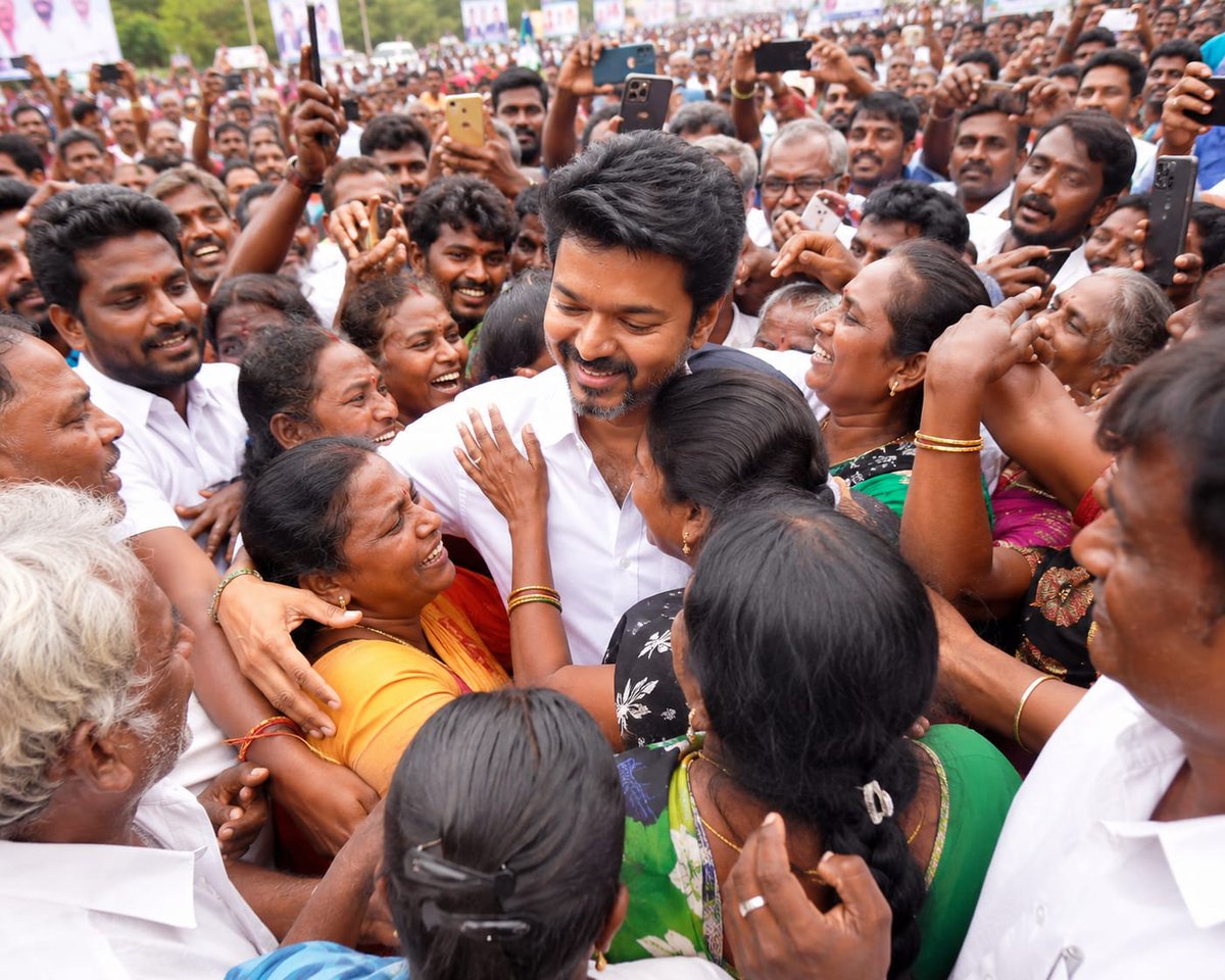 TVKHQITWingOffl's tweet photo. அறமும் நீதியும் ஒருபோதும் வீழாது!

கரூரிலுள்ள நம் சொந்தங்களுக்கு பணியாணை வழங்கியதற்கு மாண்பமை உயர்நீதிமன்றம் விதித்த தடைக்கு, மாண்பமை உச்சநீதிமன்றம் இடைக்காலத் தடை விதித்துள்ளது.

மேலும், இதில் அரசியலைக் கலக்க வேண்டாம் என்றும், அரசு வேலைவாய்ப்பு வழங்குவதை எப்படி கேள்விக்குள்ளாக்க முடியும் என்றும் மாண்பமை உச்சநீதிமன்றம் கேள்வி எழுப்பியுள்ளது.

உயிரிழந்தவர்களை சித்தரித்து கேலியும் அவமதிப்பும் கலந்த AI வீடியோக்களை உருவாக்கிப் பரப்பியவர்கள் ஒருபுறம், உயிரோடு இருக்கும் அவர்களின் குடும்பங்களின் வாழ்வாதாரத்திற்குக் கிடைத்த உதவியையே சட்டப் போராட்டமாக்கியவர்கள் மறுபுறம்!

அரசியல் செய்வதற்கு மேடைகள் இருக்கின்றன, தேர்தல்கள் இருக்கின்றன, கொள்கைகள் இருக்கின்றன. ஆனால், துயரத்தில் இருக்கும் குடும்பங்களின் கண்ணீரிலும், வயிற்றிலும், வாழ்வாதாரத்திலும் அரசியல் செய்வதை மக்கள் ஒருபோதும் மன்னிக்க மாட்டார்கள்.

அரசியல் காழ்ப்பிற்கு மாண்பமை உச்சநீதிமன்றத்தின் கேள்விகளே இன்று பதிலடியாகியுள்ளன!

உண்மையே வெல்லும்!