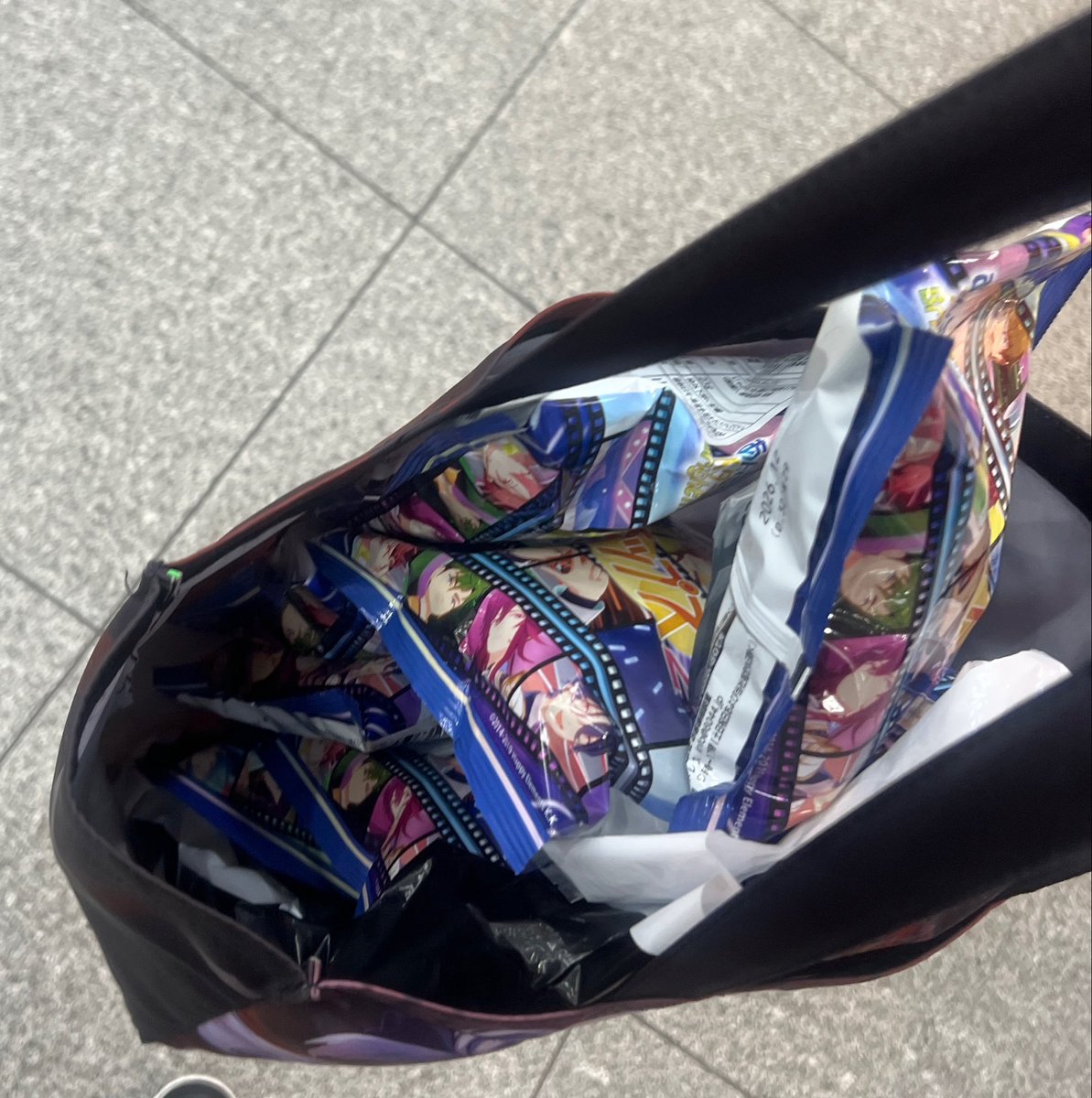 Phy615's tweet photo. 東京に来てまで妹のためにチップスを無限に買うおじさん https://t.co/2reCsryKD2