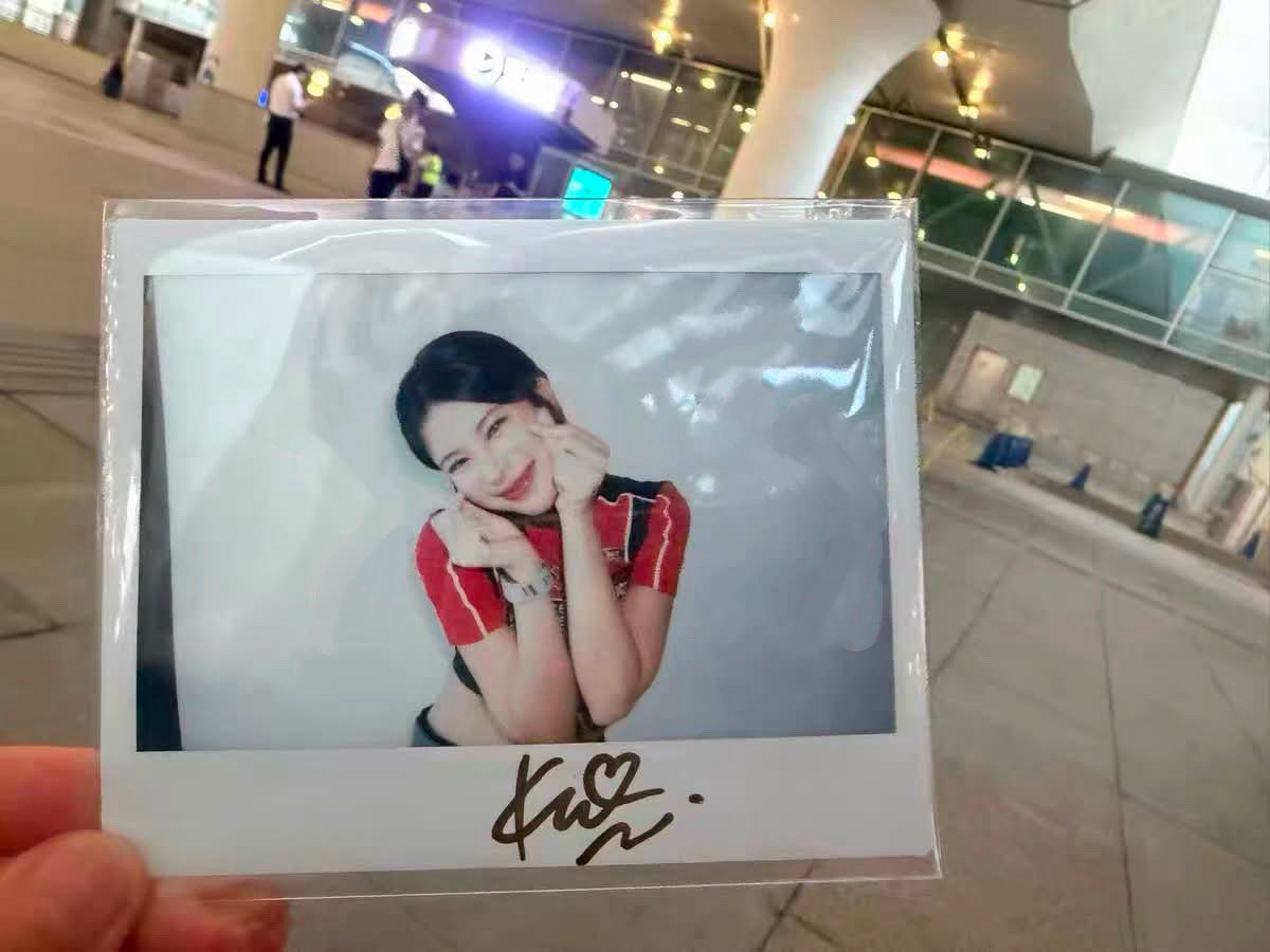 elly_9500's tweet photo. ฉันได้รูปที่มีลายเซ็นของพี่แบบเขียนด้วยมือที่เพิ่งออกมาแล้วนะคะ 🥹💗 รูปนี้เป็นรูปที่ฉันชอบที่สุดเป็นพิเศษเลย และฉันพยายามตามหาและตามเก็บจนได้มา เพื่อเป็นของขวัญวันเกิดให���ตัวเองที่กำลังจะมาถึงนี้ค่ะ พี่เกาคะ รู้ไหมว่าฉันรักพี่มากแค่ไหน 🥹❤️ @Kaosupassara9 
#supassra_sp https://t.co/85btPV3pHT