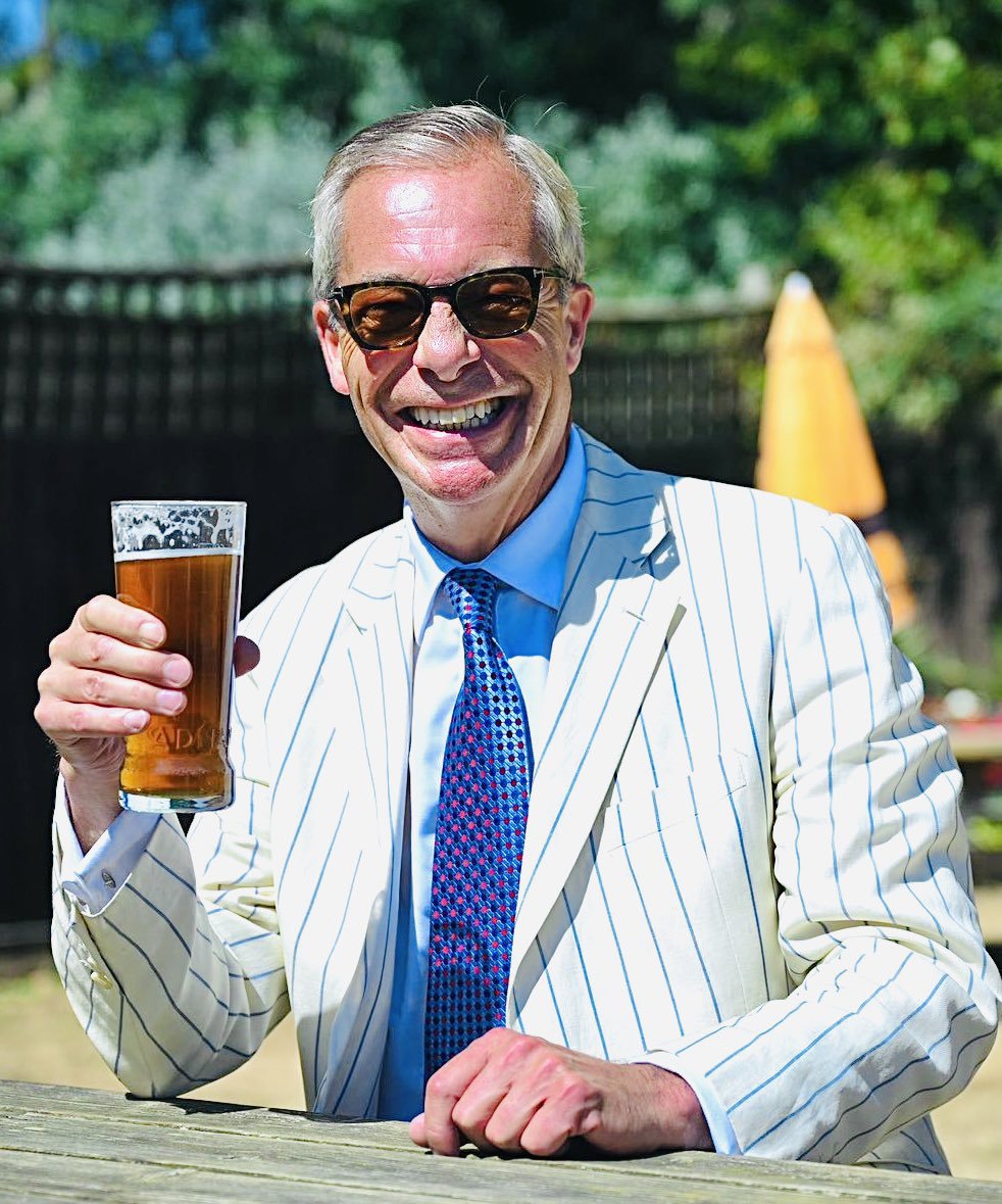 AmericaReloade's tweet photo. 🚨🇬🇧 Is Nigel Farage the only person you trust to lead Reform UK? 💪

A) YES — Absolutely 🟢
B) NO — I disagree 🔴 https://t.co/r2iTmdyJ8i