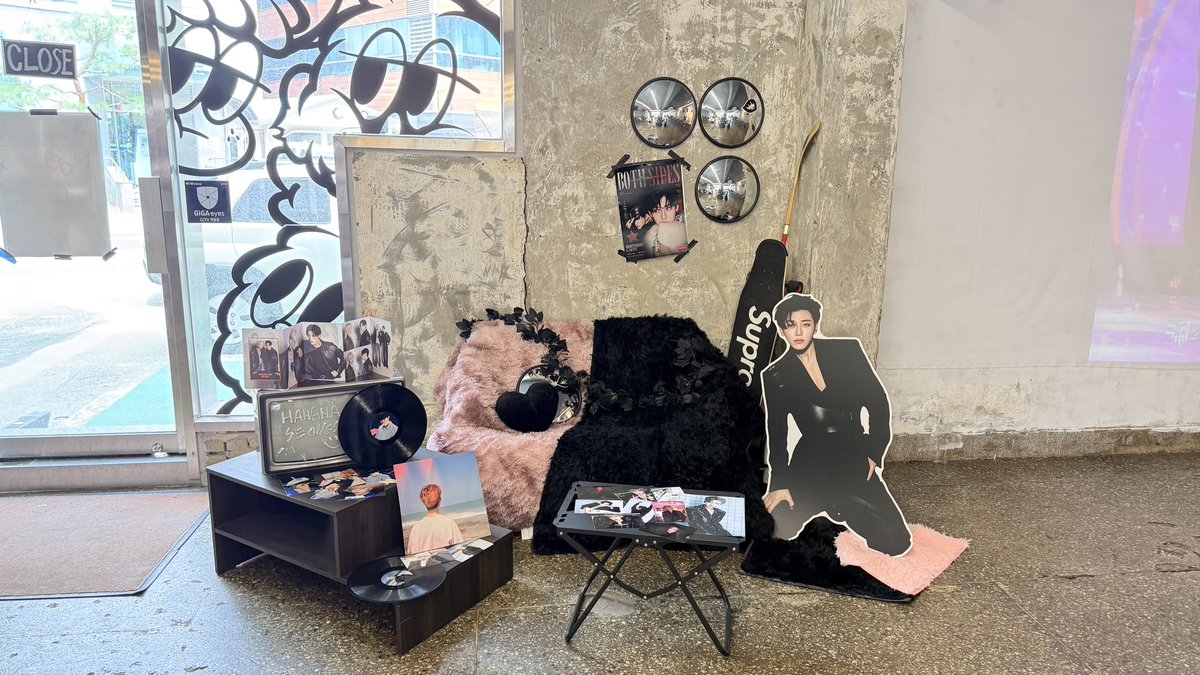 nananan081317's tweet photo. 📍하하하 성수
생카중에 진짜 아메리카노를 주는 카페는 이곳이 유일무이하지 않을까 싶다
일단 여기서 생카 열린다 하면 무조건 가는곳.. 평일이라 직장인들도 좀 있었음 공간 넓고 전시도 이쁘고 커피도 디저트도 훌륭👍🏻

#BOTHSIDES #Cameras_Catching_EveryAngle
#재민 #JAEMIN #NCTDREAM https://t.co/DyrbIpuSbh
