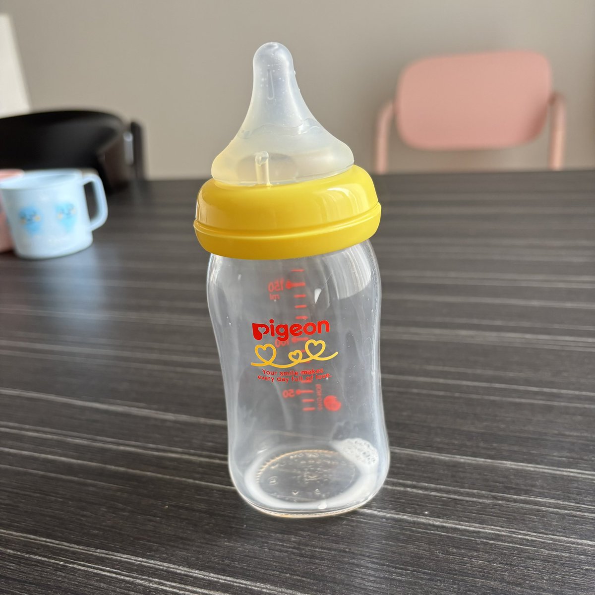 185_xoxo_'s tweet photo. ←森永はぐくみ　明治アイクレオ→
同じ人が同じように調乳し飲み切った後

アイクレオしか飲ませたことなかったからはぐくみの溶けやすさにびっくりした
明治の説明会で「溶けやすく改良しました」って言ってたけど…これで？？改良？？

ミルク育児おもしれー https://t.co/F4O79xtWLw
