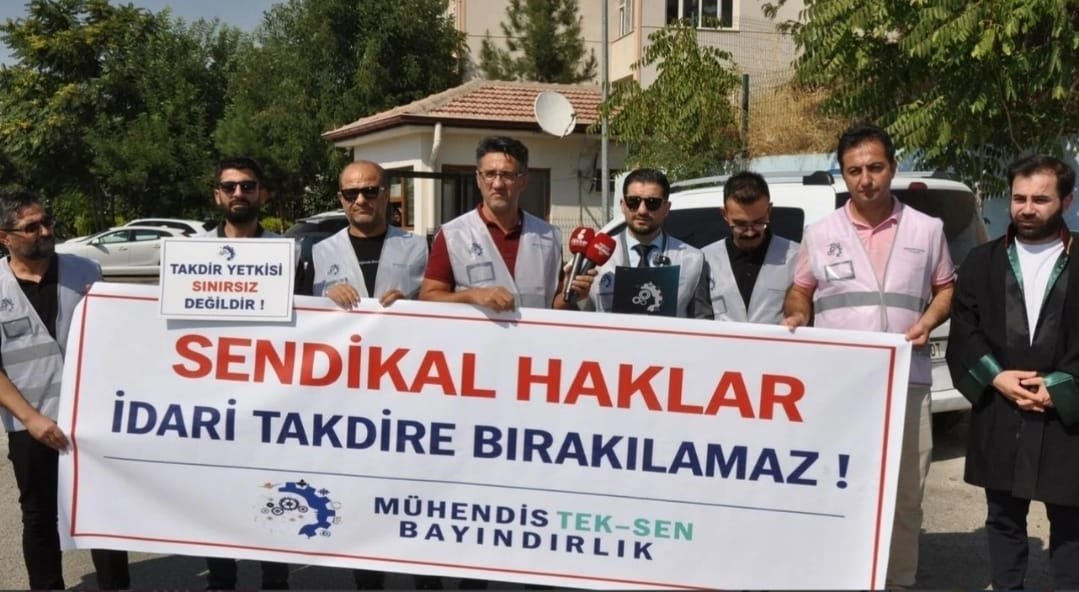 MuhTekBayindir's tweet photo. Mühendis Tek-Sen Bayındırlık Sendikası olarak Batman’da, sendikal haklara, sendikal tarafsızlığa ve kamu görevlilerinin örgütlenme özgürlüğüne ilişkin duruşumuzu kamuoyuyla paylaştık.

Sendikal haklar, idari yorumlarla daraltılamaz; sendikal faaliyetler baskı ve engelleme konusu yapılamaz. 📢

Mühendis Tek-Sen Bayındırlık Sendikası olarak temsilcilerimizin ve üyelerimizin haklarını sahada ve hukuk önünde kararlılıkla savunmaya devam edeceğiz. ✊⚖️

Bir kişiyi değil, bir ilkeyi; bir makamı değil, sendikal tarafsızlığı savunuyoruz.

Sendikal mücadele sahada başlar. Biz de sahadayız! 💪

@MuhTekSen_Konf 
@MuhTekBuro 
@MuhTekTrmOrmn 
@MuhTekBayindir 
@MuhTekYerelYntm 
@muhteksenkultur 
@MuhTekSenSagSos 
@KaMuhEnerjiSen 
@MuhTekSenUlasim
@batmanvaliligi
@csgbakanligi
@csbgovtr
@BatmanCSB