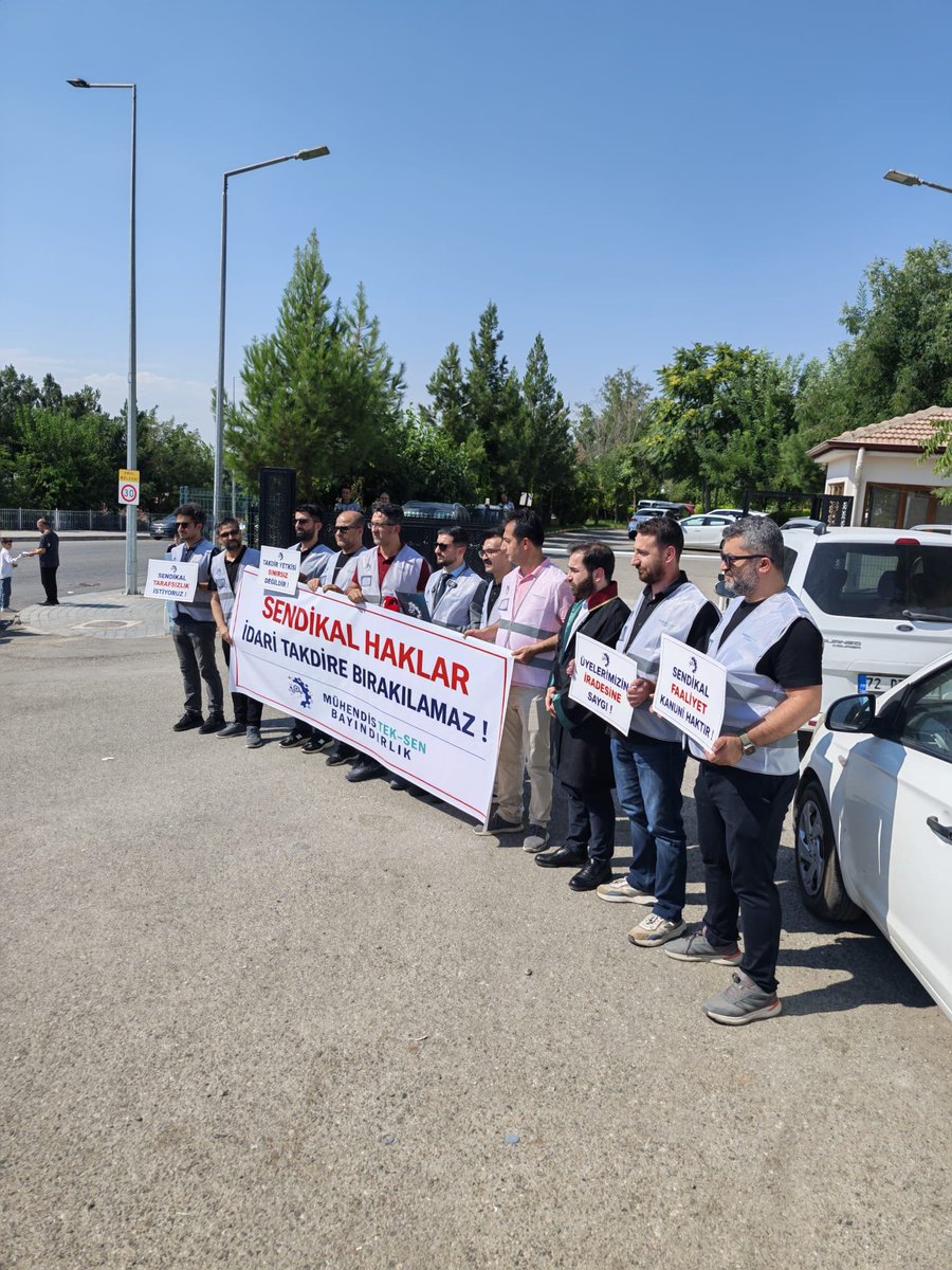 MuhTekBayindir's tweet photo. Mühendis Tek-Sen Bayındırlık Sendikası olarak Batman’da, sendikal haklara, sendikal tarafsızlığa ve kamu görevlilerinin örgütlenme özgürlüğüne ilişkin duruşumuzu kamuoyuyla paylaştık.

Sendikal haklar, idari yorumlarla daraltılamaz; sendikal faaliyetler baskı ve engelleme konusu yapılamaz. 📢

Mühendis Tek-Sen Bayındırlık Sendikası olarak temsilcilerimizin ve üyelerimizin haklarını sahada ve hukuk önünde kararlılıkla savunmaya devam edeceğiz. ✊⚖️

Bir kişiyi değil, bir ilkeyi; bir makamı değil, sendikal tarafsızlığı savunuyoruz.

Sendikal mücadele sahada başlar. Biz de sahadayız! 💪

@MuhTekSen_Konf 
@MuhTekBuro 
@MuhTekTrmOrmn 
@MuhTekBayindir 
@MuhTekYerelYntm 
@muhteksenkultur 
@MuhTekSenSagSos 
@KaMuhEnerjiSen 
@MuhTekSenUlasim
@batmanvaliligi
@csgbakanligi
@csbgovtr
@BatmanCSB