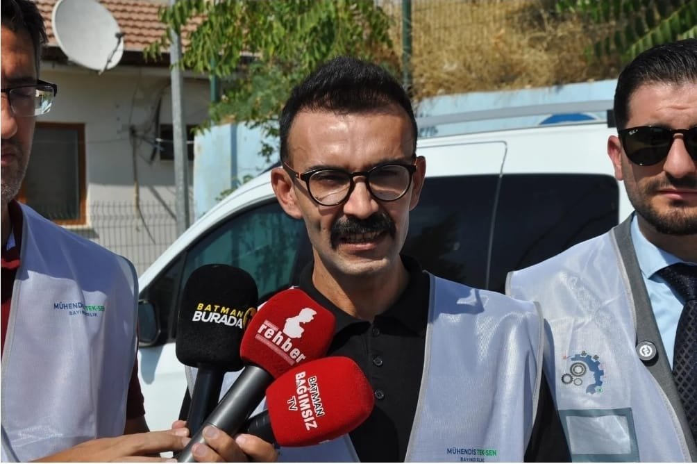 MuhTekBayindir's tweet photo. Mühendis Tek-Sen Bayındırlık Sendikası olarak Batman’da, sendikal haklara, sendikal tarafsızlığa ve kamu görevlilerinin örgütlenme özgürlüğüne ilişkin duruşumuzu kamuoyuyla paylaştık.

Sendikal haklar, idari yorumlarla daraltılamaz; sendikal faaliyetler baskı ve engelleme konusu yapılamaz. 📢

Mühendis Tek-Sen Bayındırlık Sendikası olarak temsilcilerimizin ve üyelerimizin haklarını sahada ve hukuk önünde kararlılıkla savunmaya devam edeceğiz. ✊⚖️

Bir kişiyi değil, bir ilkeyi; bir makamı değil, sendikal tarafsızlığı savunuyoruz.

Sendikal mücadele sahada başlar. Biz de sahadayız! 💪

@MuhTekSen_Konf 
@MuhTekBuro 
@MuhTekTrmOrmn 
@MuhTekBayindir 
@MuhTekYerelYntm 
@muhteksenkultur 
@MuhTekSenSagSos 
@KaMuhEnerjiSen 
@MuhTekSenUlasim
@batmanvaliligi
@csgbakanligi
@csbgovtr
@BatmanCSB