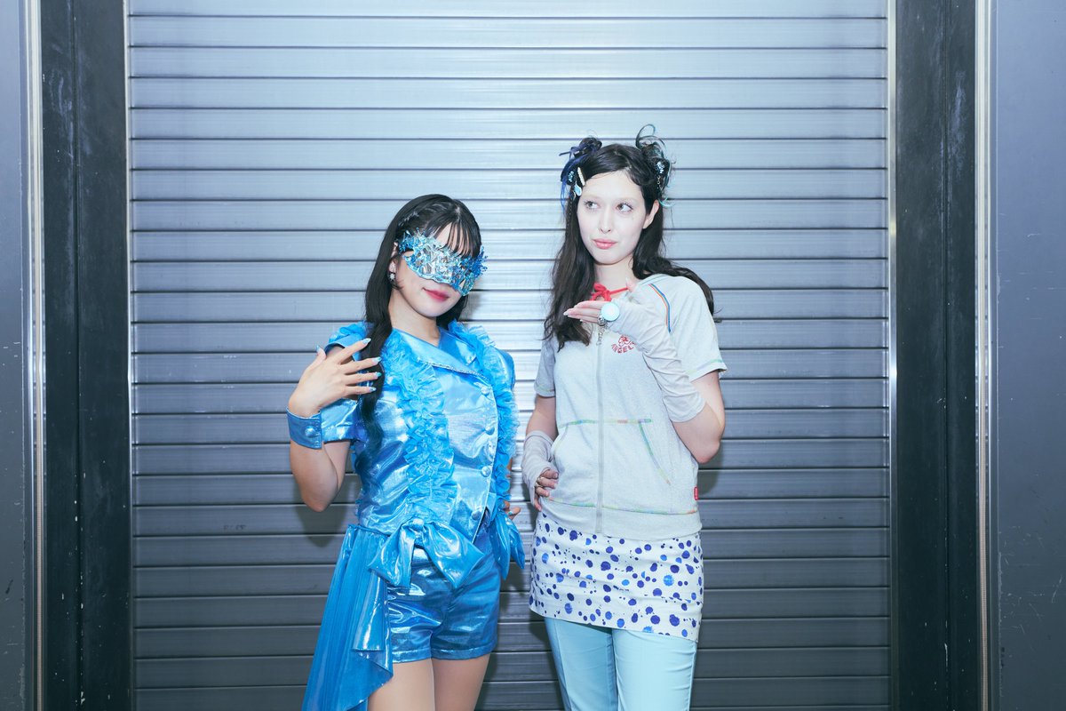 773urara's tweet photo. DAYSINSHELL Maybenさん手がける
🆕フェイスピースを見て！！！！！！

海の水面と水のスパーク、トレードマークのヘアピンの位置には水飛沫が飛び跳ねるような表現をしてくださいました🌊✨️
XGのMV衣装なども担当されている大注目デザイナー、クリエイティブやファッションに刺激を受けていたので今回御一緒できてとっても幸せです…！
#ParallelShowSparkle