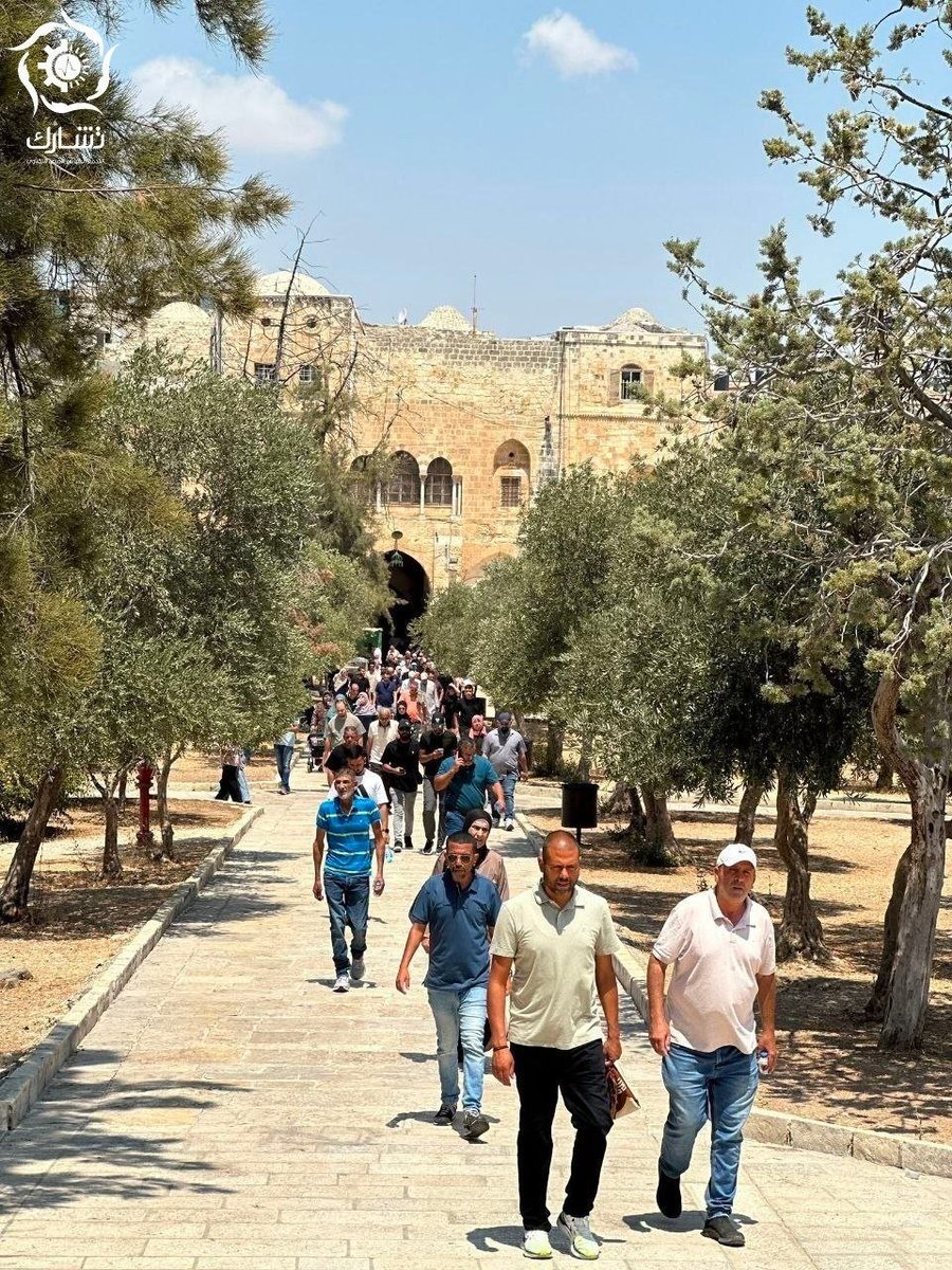 Tasharuk_just's tweet photo. الجمعة في المسجد الأقصى المبارك، طريقٌ تحاصره القيود وتضييقٌ مستمرٌ على المصلين.
مصلون يتوافدون إلى المسجد الأقصى المبارك، لأداء صلاة الجمعة.
اللهم استودعناك أقصانا 🤍. 
#تشارُك #الجمعة #المسجد_الاقصى #القدس #غزه_تناديكم https://t.co/PjjBqXI3cU