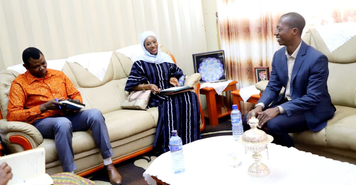 MilteBurundi's tweet photo. Le Ministre des Infrastructures, Ir. E. NIJIMBERE a reçu en audience Mme Mouna Diawara, Responsable du Bureau pays de la BAD au Burundi. Cette visite de courtoisie a été l’occasion d’échanger sur l’état d’avancement des projets d’infrastructures financés par la BAD. @NtareHouse https://t.co/ave2ZuvgRQ