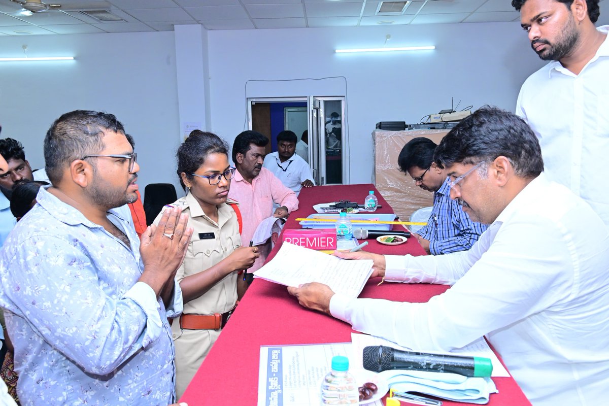 varma_vegesana's tweet photo. స్థానిక మున్సిపల్ కార్యాలయం నందు నిర్వహించిన ‘స్పెషల్ పీజీఆర్‌ఎస్’ (ప్రజా సమస్యల పరిష్కార వేదిక) లో జిల్లా కలెక్టర్ డాక్టర్ వి. వినోద్ కుమార్ గారితో కలిసి పాల్గొన్నాను.
#Prajadarbhar 
#IdimanchiPrabhutvam 
#TeluguDesamParty 
#ChandrababuNaidu 
#VegesanaNarendraVarma https://t.co/pmzLUuvqsD