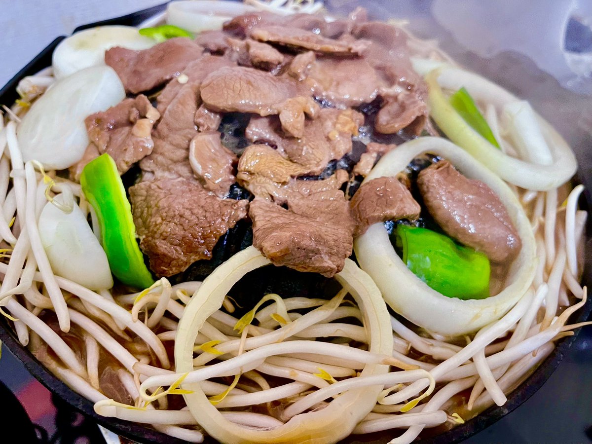 ErosPierrot's tweet photo. 今年のお盆は
仕事含め色々と不確定だったので遠出は無し
ちょっと寂しいので
どさんこプラザで松尾ジンギスカンと
たにじんの富良野ジンギスカンを購入し
少しだけ北海道気分を家で味わう事とする
「山で焼いて溝で煮る」
と云う名格言を忠実に守り
両ジンギスカンを順に食べ比べ(^^) https://t.co/ylf5jwZtgd