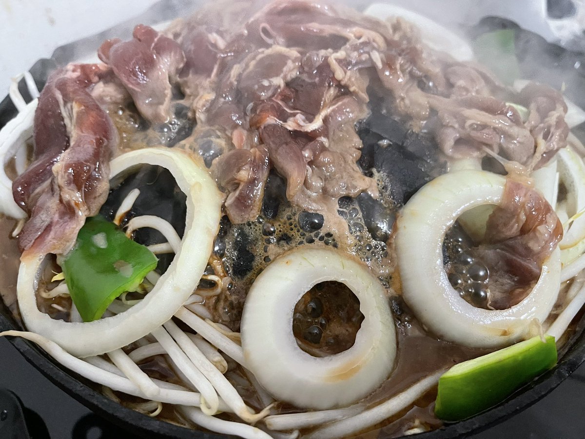 ErosPierrot's tweet photo. 今年のお盆は
仕事含め色々と不確定だったので遠出は無し
ちょっと寂しいので
どさんこプラザで松尾ジンギスカンと
たにじんの富良野ジンギスカンを購入し
少しだけ北海道気分を家で味わう事とする
「山で焼いて溝で煮る」
と云う名格言を忠実に守り
両ジンギスカンを順に食べ比べ(^^) https://t.co/ylf5jwZtgd