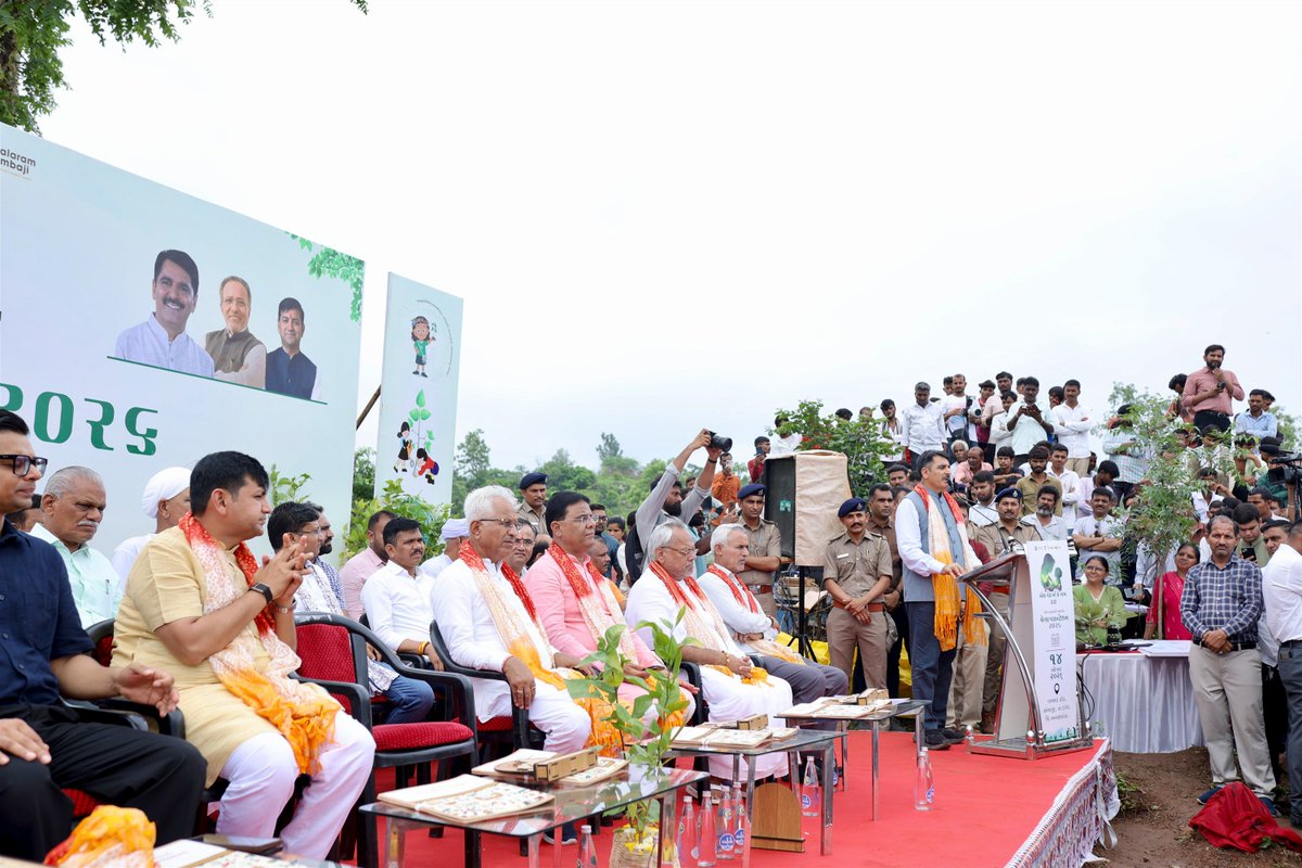 pravinmalibjp's tweet photo. ગુજરાત વિધાનસભાના અધ્યક્ષ માન. શ્રી @ChaudhryShankar જી ની અધ્યક્ષતામાં “એક પેડ માઁ કે નામ-3.0” (એક વૃક્ષ, એક સંકલ્પ, હરિયાળું ગુજરાત આપણું લક્ષ્ય) તથા “ગ્રીન અરાવલી” અભિયાન અંતર્ગત અંબાજીમાં અરાવલી પર્વત, ગબ્બર રોડ ખાતે આયોજિત “મેગા પ્લાન્ટેશન-૨૦૨૬” કાર્યક્રમમાં પર્યાવરણપ્રેમી નાગરિકો સાથે ઉપસ્થિત રહેવાનો અવસર મળ્યો.

ગબ્બર વિસ્તાર સહિત બનાસકાંઠાના જંગલ અને ડુંગરાળ વિસ્તારોને હરિયાળા બનાવવાની દિશામાં વ્યાપક વૃક્ષારોપણ હાથ ધરવામાં આવી રહ્યું છે ત્યારે વન વિભાગના અધિકારીઓ, કર્મચારીઓ, વનરક્ષકો અને શ્રમિકો દ્વારા દુર્ગમ વિસ્તારોમાં ખાડા કરી વૃક્ષારોપણની કામગીરી કરવામાં આવી રહી છે, જે પ્રશંસનીય છે. 

‘એક પેડ માં કે નામ’ અભિયાન અંતર્ગત લોકો વૃક્ષારોપણ કરીને પ્રકૃતિ સંરક્ષણમાં જોડાઈ રહ્યા છે. ગબ્બરને ‘ગ્રીન ગબ્બર’ બનાવવાની સાથે કુદરતી પર્યાવરણ અને જૈવવિવિધતાનું જતન કરવાનું મહત્વપૂર્ણ કાર્ય કરી રહ્યા છે. આગામી સમયમાં ૫૧ શક્તિપીઠોને ધ્યાનમાં રાખીને ૫૧ લાખ વૃક્ષોના વાવેતરનું લક્ષ્ય રાખી તે દિશામાં આગળ વધવા સૌને આહ્વાન કર્યું. 

આદિવાસી સમાજ અને જંગલ વચ્ચેનો સંબંધ વર્ષોથી અતૂટ રહ્યો છે. જંગલ સંરક્ષણની સાથે આદિવાસી સમાજને રોજગારી અને સ્વરોજગારની તકો ઉપલબ્ધ કરાવવાની દિશામાં વન વિભાગ દ્વારા મહત્વપૂર્ણ કામગીરી હાથ ધરવામાં આવી રહી છે. 

આદિવાસી પરિવારોને સ્થાનિક સ્તરે જ કામ અને રોજગારી મળી રહે તે માટે આંગણવાડી, મંડપ, સોલાર લાઈટ, ગ્રામ બેઠકના ઓટલા, આરસીસી રોડ, શૌચાલય, સેવાકીય સુવિધાઓ, લાઈબ્રેરી, સ્મશાનભૂમિ તથા મંદિર આસપાસના વિકાસકાર્યોમાં સ્થાનિક આદિવાસી કારીગરો અને શ્રમિકોને પ્રાધાન્ય આપવામાં આવશે. 

આ કાર્યક્રમમાં જિલ્લા પ્રમુખ શ્રી વસંતભાઈ પુરોહિત, ધારાસભ્યશ્રી માવજીભાઈ દેસાઈ, જિલ્લા કલેકટરશ્રી મિહિર પટેલ, જિલ્લા પોલીસ અધ્યક્ષશ્રી પ્રશાંત સુંબે, વન વિભાગના અધિકારીશ્રી - કર્મચારીઓ સહિત જિલ્લાના અધિકારીશ્રીઓ-કર્મચારીઓ, સેવાભાવી સંસ્થાઓના પદાધિકારીઓ, સંગઠનના આગેવાનો, વિદ્યાર્થીઓ તેમજ બહોળી સંખ્યામાં નાગરિકો ઉપસ્થિત રહ્યા હતા.