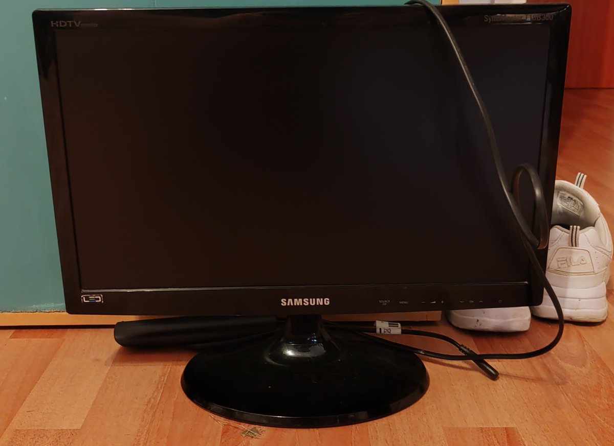 yohan_exe22's tweet photo. R.I.P l'écran TV Samsung que j'ai depuis 2012 et qui me servait de double écran depuis des années 😂😢 https://t.co/j2xTYKsNkJ
