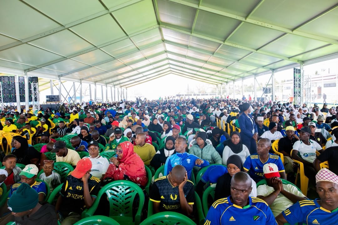 SuluhuSamia's tweet photo. Kusini Unguja, Zanzibar 

Leo nimehitimisha Tamasha la Kizimkazi 2026, baada ya siku tatu za shangwe, fursa na shughuli mbalimbali zilizolenga kujenga umoja, kukuza fursa za biashara na uwekezaji, kutangaza utamaduni na utalii wetu, pamoja na kufungua miradi ya maendeleo kwa wananchi. Tunatarajia matokeo ya shughuli hizi kuendelea kuonekana hata baada ya tamasha kumalizika.

Ninawashukuru wote walioshiriki na kufanikisha tamasha hili. Ninawasihi tuendelee kushikamana, tudumishe amani, utulivu na usalama wa nchi yetu, kwa kuwa ndiyo msingi wa maendeleo na ustawi wetu.