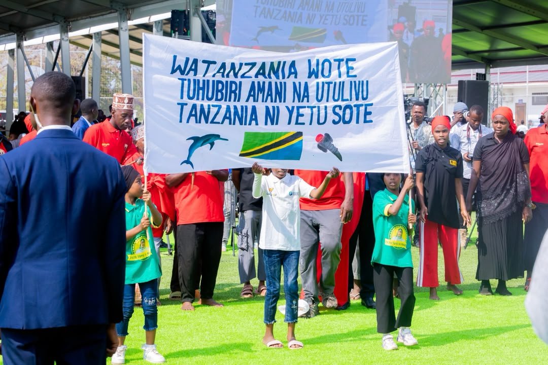 SuluhuSamia's tweet photo. Kusini Unguja, Zanzibar 

Leo nimehitimisha Tamasha la Kizimkazi 2026, baada ya siku tatu za shangwe, fursa na shughuli mbalimbali zilizolenga kujenga umoja, kukuza fursa za biashara na uwekezaji, kutangaza utamaduni na utalii wetu, pamoja na kufungua miradi ya maendeleo kwa wananchi. Tunatarajia matokeo ya shughuli hizi kuendelea kuonekana hata baada ya tamasha kumalizika.

Ninawashukuru wote walioshiriki na kufanikisha tamasha hili. Ninawasihi tuendelee kushikamana, tudumishe amani, utulivu na usalama wa nchi yetu, kwa kuwa ndiyo msingi wa maendeleo na ustawi wetu.