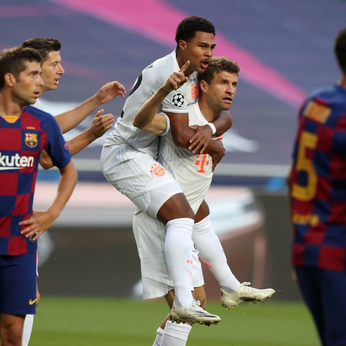 lnstantFoot's tweet photo. 𝗟𝗘 𝗠𝗔𝗧𝗖𝗛 𝗟𝗘 𝗣𝗟𝗨𝗦 𝗖𝗛𝗢𝗤𝗨𝗔𝗡𝗧 𝗗𝗘𝗦 𝟭𝟬 𝗗𝗘𝗥𝗡𝗜𝗘̀𝗥𝗘𝗦 𝗔𝗡𝗡𝗘́𝗘𝗦 ? 😵‍💫

Il y a 6 ans jour pour jour, le Bayern Munich HUMILIAIT le FC Barcelone 8-2 en quarts de finale de Ligue des Champions. 🤯

On se souvient des cris des joueurs du Bayern à chaque but, dans un stade VIDE. 🥴

C'était CHOQUANT. 😳