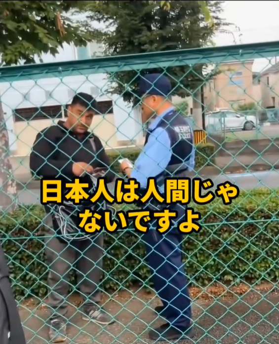 inari_shoten's tweet photo. 【「日本人は人間じゃない！」と暴言を吐く違法外国人】

無免許の違法外国人。

警察を呼んでも逆ギレ。

ルールを守る日本人が我慢して、
破る側が好き放題。

日本人の安全を削って、
それを「共生」「豊かさ」と呼ぶ。

こんなん、どう考えてもおかしいやろ https://t.co/hEye5OUrZx