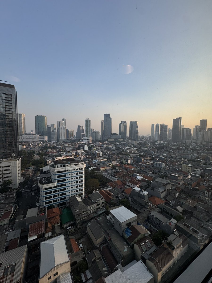 JamalThaRebel's tweet photo. pandang kiri macam dekat Mont Kiara, 
pandang kanan macam dekat  Segambut Dalam 🌆 

#jdb #LaPurple #ngopi https://t.co/gchvKpRK9m