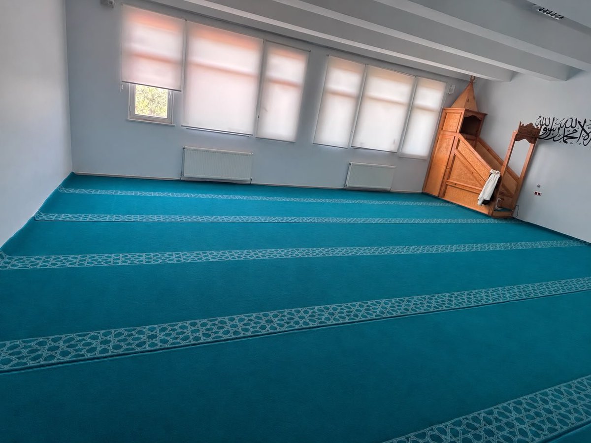Dicle_Aihl's tweet photo. Okulumuz kız ve erkek mescitlerinin halılarını yenileyerek öğrencilerimize daha konforlu bir ibadet alanı sunan iş insanı Mahmut Biroğul’a ve süreçle yakından ilgilenen şehit babamız Adnan Dicle’ye okulumuz ve öğrencilerimiz adına kalbi şükranlarımızı sunarız. Rabbim bu güzel hayrı dergâhında kabul eylesin; Aziz Şehidimiz Bilal Dicle'nin ve tüm şehitlerimizin şehadetini kabul, mekanlarını cennet eylesin.
@diclemem21 
@Diclekaymkmligi 
@cihan__selcuk 
@Diyarbakirmem