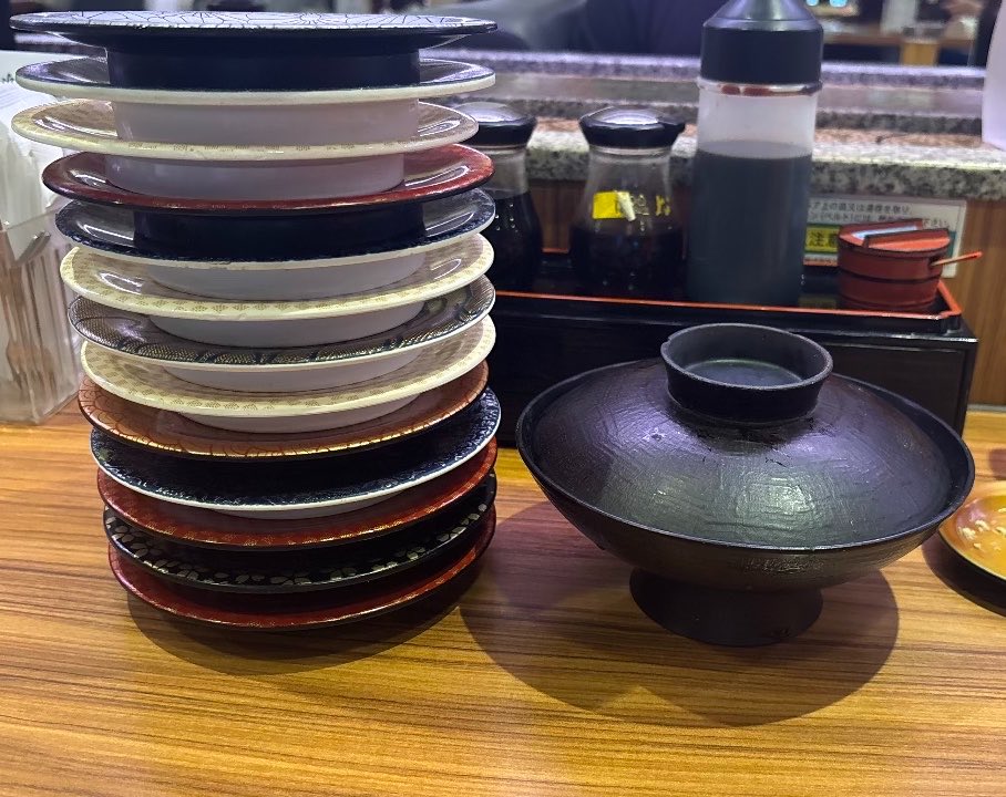 SHURIN884's tweet photo. げふぅ、食った食った！
（1皿平均350円くらい） https://t.co/I8mcHUQbYo