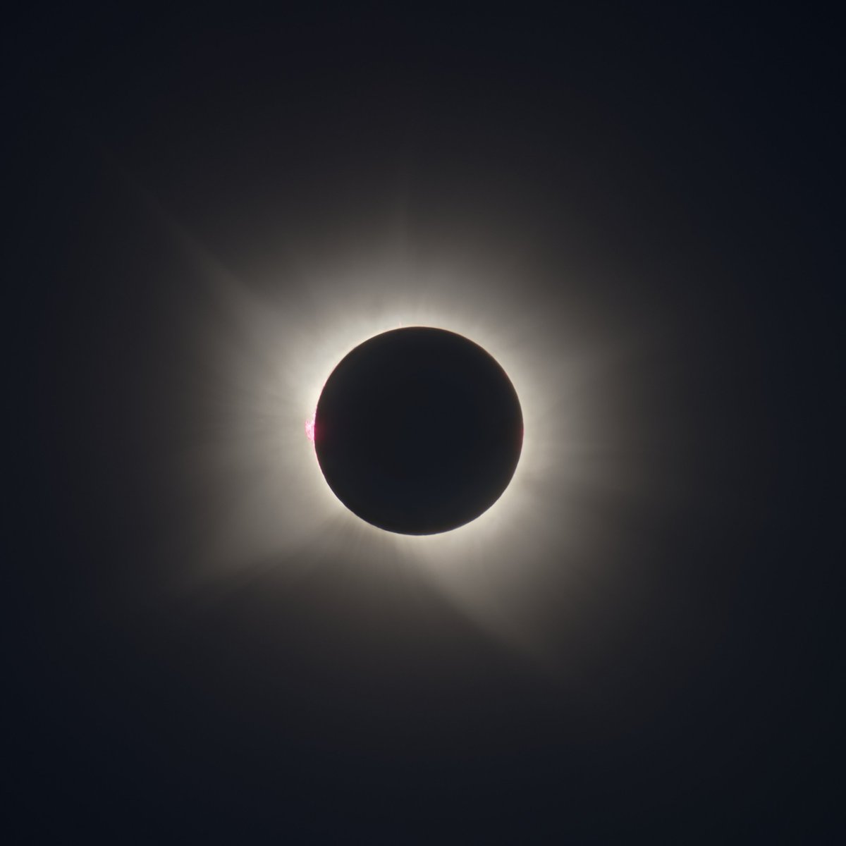 celestial_sail's tweet photo. @kokehtz Que chulas! Yo lo vi desde San Feliz de Torío, León, y tuvimos cielos inmejorables, la corona a 10 grados de altura se veia casi blanca y bastante grande! Mucha gente hace composiciones HDR extraprocesadas, pero a mí me ha salido hacer una realista, aunque sigue lejos del real... https://t.co/my2ePEORoQ