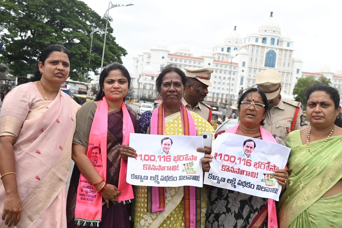 ThulaUma's tweet photo. కల్యాణలక్ష్మి పథకంపై రేవంత్ సర్కారు వైఖరిని తీవ్రంగా ఖండిస్తున్నాం!

కెసిఆర్ గారు ఎంతో దూరదృష్టితో ఆడబిడ్డలకు అండగా నిలవాలనే ఉద్దేశంతో తీసుకొచ్చిన కల్యాణలక్ష్మి పథకం పేద కుటుంబాలకు ఎంతో అండగా నిలిచింది.

ప్రజల కోసం, ఆడబిడ్డల హక్కుల కోసం ప్రశ్నిస్తున్న BRS మహిళావిభాగం 
#BRSparty https://t.co/9wtfno9LAC