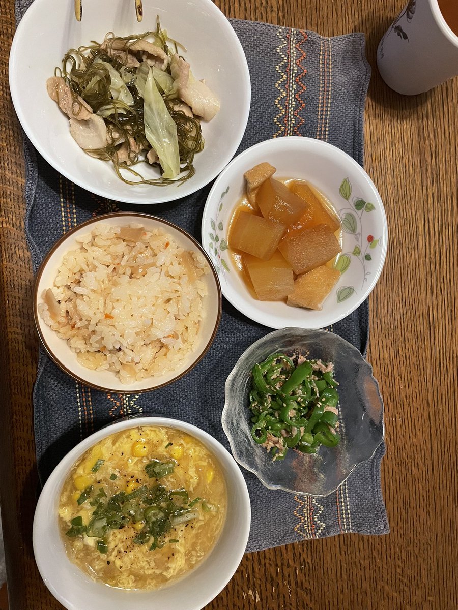 tonto_2005's tweet photo. 今日の夕飯は🍽️、豚肉と切り昆布の炒め煮、冬瓜と油揚げの煮物、無限ピーマン、卵と玉ねぎの中華スープ、ご飯。
今日は体が痛かったり、なんか色々噛み合わなくてぶーちゃんに八つ当たりしたりと、あまりいい日じゃありませんでした🥲明日から仕切り直そう。
#今日の夕飯 https://t.co/zuJ1vpJwte