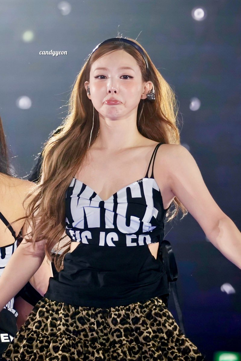 candyyeon_'s tweet photo. 260712 SEOUL

다들 안아주고 나서도 조금 울컥했지?🥺

#TWICE #트와이스 #NAYEON #ナヨン #나연 
#TWICE_THISISFOR_WORLD_TOUR https://t.co/hHF4AhLl22