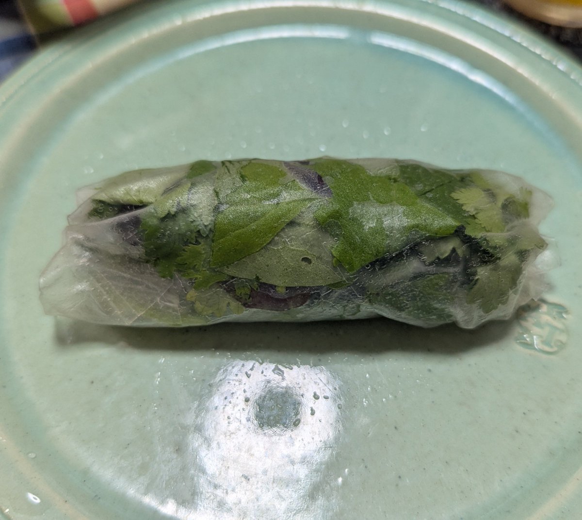 nomuturukuu's tweet photo. 夕飯は自分で巻く生春巻き。エビの量を見誤って最後は野菜生春巻きに。野菜だけでも美味い。 https://t.co/Fp6XV69BSJ