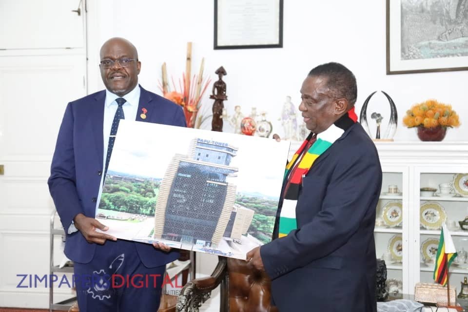 NoeMusah's tweet photo. President Mnangagwa this morning accepted a portrait of the PAPU Headquarters from PAPU Secretary-General Dr Sifundo Chief Moyo at State House, reflecting unity, cooperation and shared national aspirations.
#VakaZim
#AsakhiZim https://t.co/CThhgA9A4n