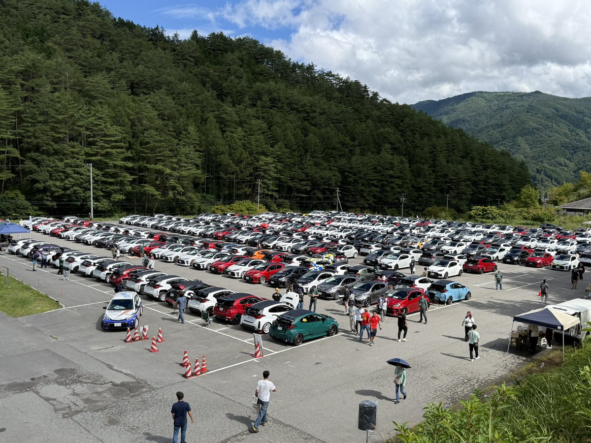 n_hirobe's tweet photo. 今日は、平谷オフ会の「駐車場係」のお手伝いです。
主催者の皆様、スタッフの皆様、協賛企業様、自治体様、お話いただいた皆様ありがとうございました。
暑かったけど良いオフ会でした。 https://t.co/oj2emXH8KB
