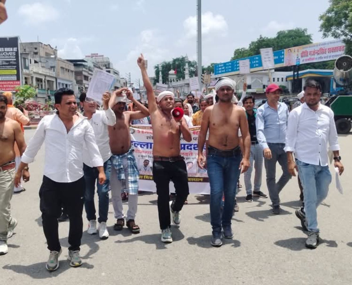 YMSSRAJASTHAN's tweet photo. 17 अगस्त जयपुर चलो! 🔥

युवा मित्रों के हक़ और रोजगार बहाली की मांग को लेकर जयपुर चलो। 

सभी युवा मित्र साथी अधिक से अधिक संख्या में जयपुर पहुंचकर अपनी एकजुटता और ताकत का परिचय दें।
#युवामित्र_संघर्ष_समिति_राजस्थान https://t.co/s0jqZpMpFq