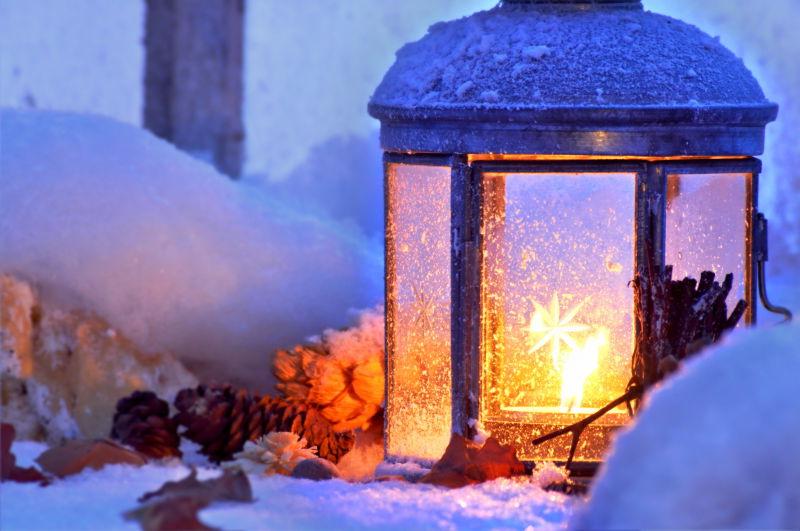 TightFishuuii's tweet photo. The first snow of winter just arrived, painting the world in soft white—what a perfect reason to wrap up warm and light a cozy candle under the twinkling lights! https://t.co/Dtl3hO3xh3